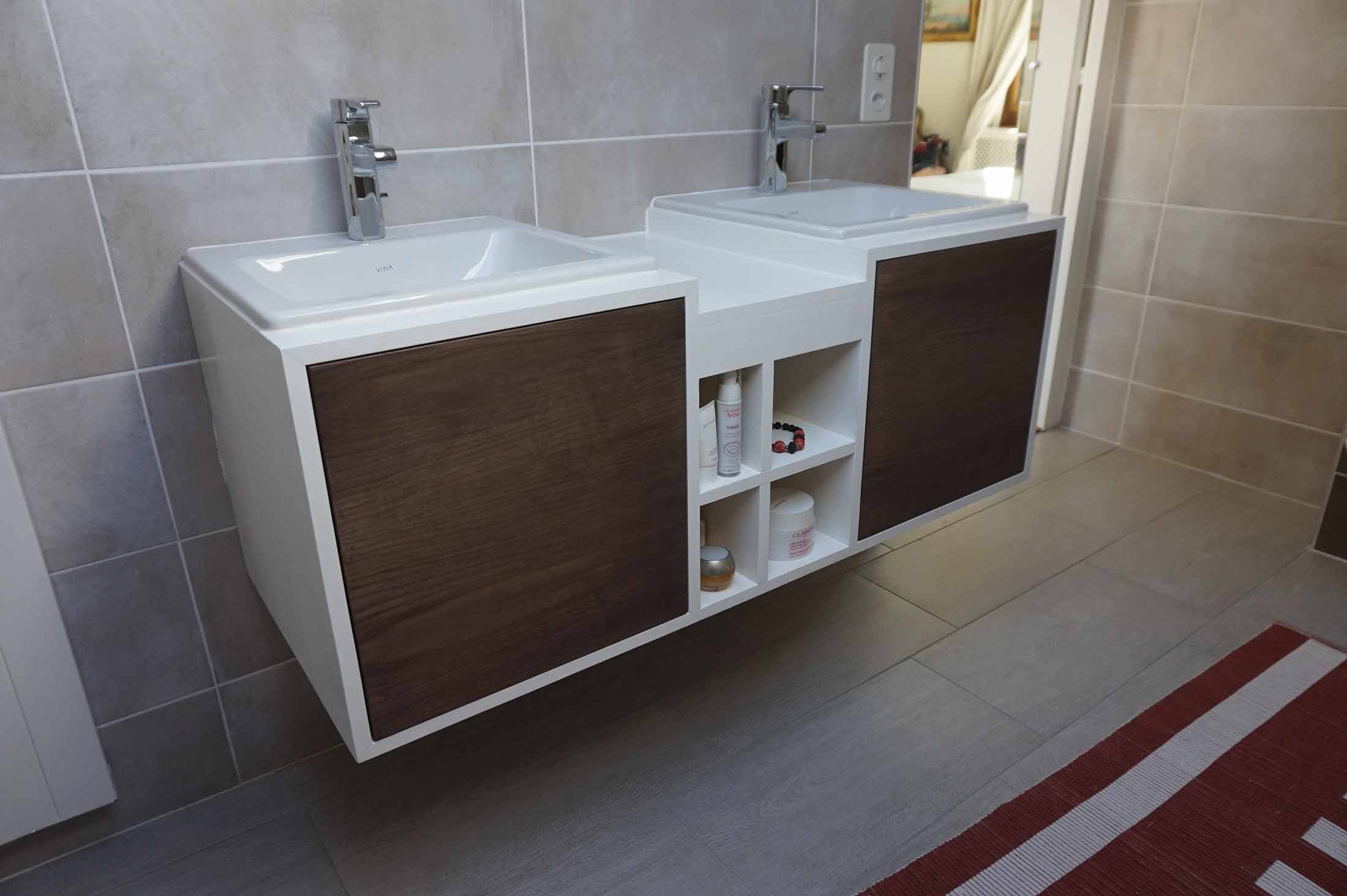 Photo d'un meuble de salle de bain en bois