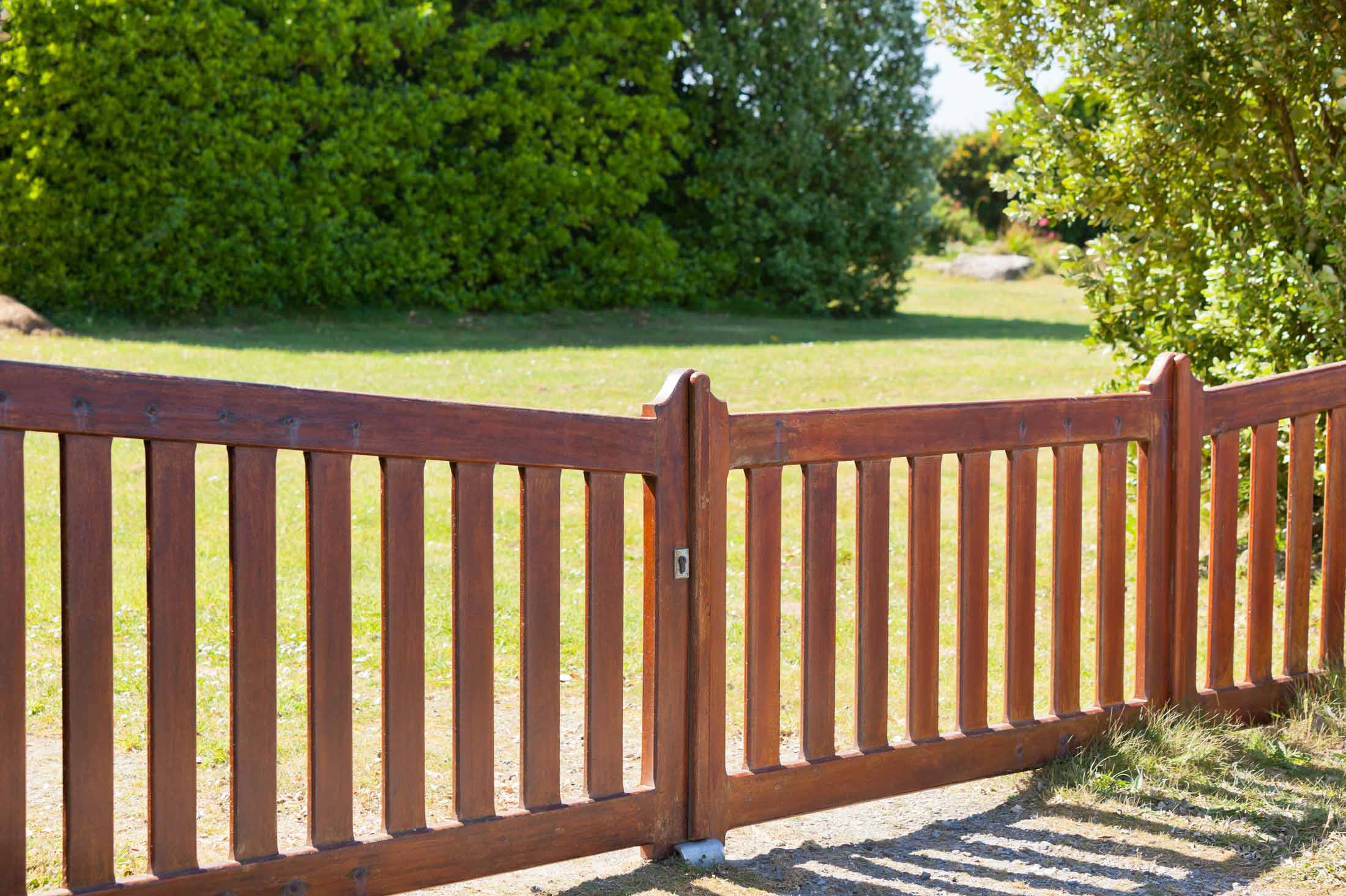 Aménagement extérieur, création de portail en bois